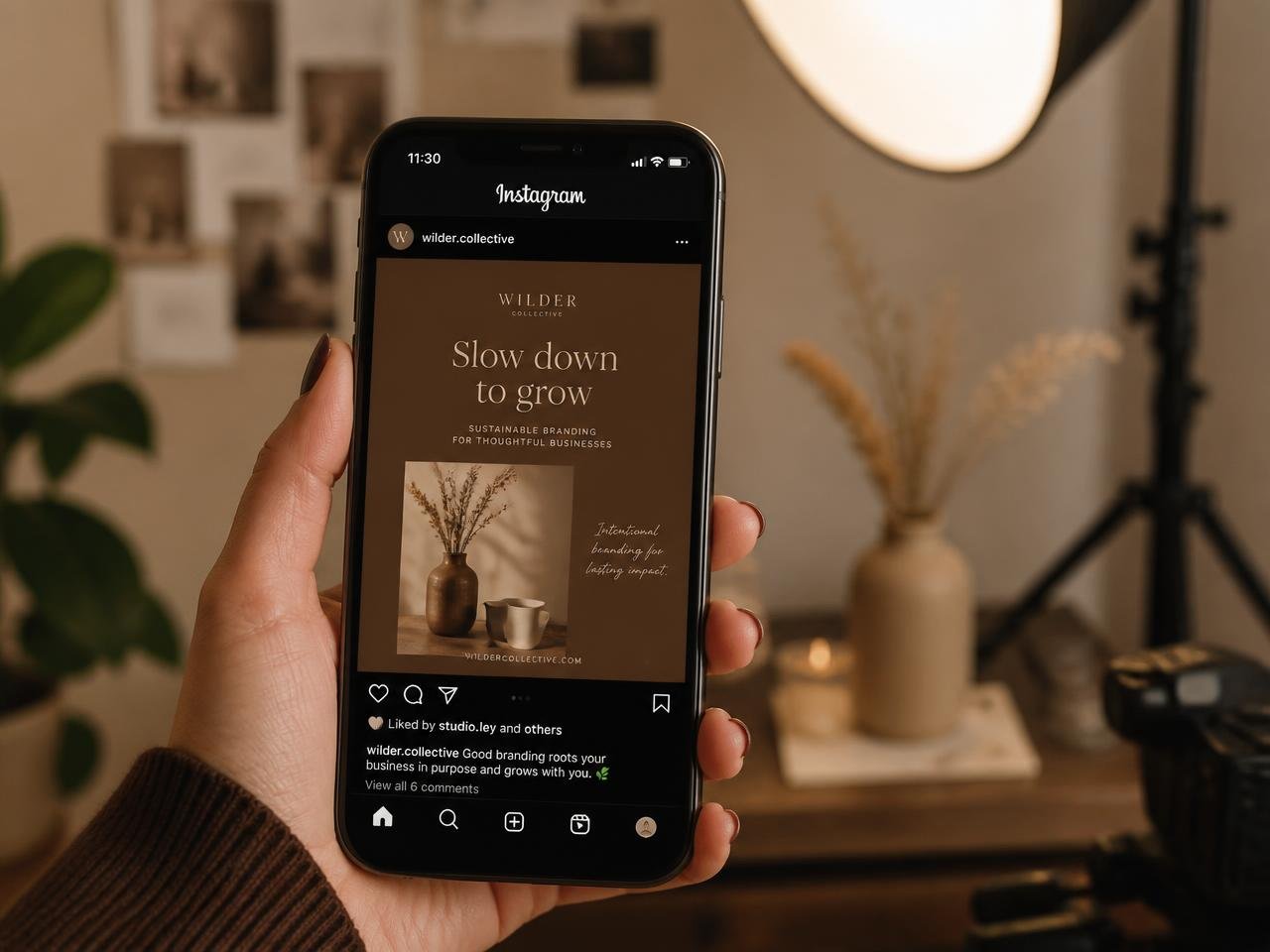 Smartphone affichant une publication de marque sur un réseau social